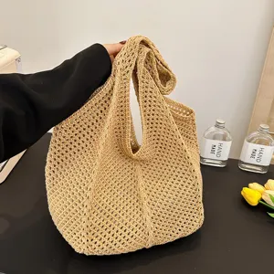 Beige geflochtene Häkel-Strohtasche Detailansicht mit sommerlicher Lochmuster-Optik.