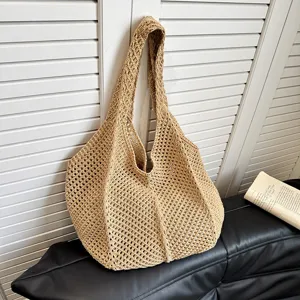 Hohl gewebte Strohtasche Detailansicht mit lässigem Strandstil und feiner Textur.