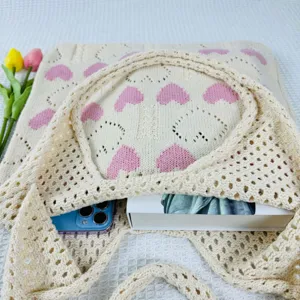 Detailansicht einer beige Strick-Tragetasche mit süßem rosa Herzmuster, Freizeittasche.