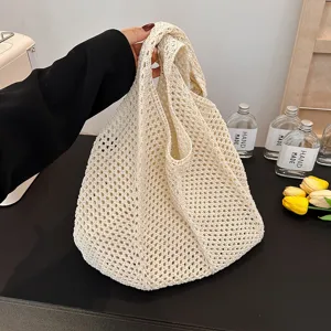 Detailansicht der beigen Häkel-Tote-Bag mit Lochmuster,lässige Sommer-Strandtasche für Damen.