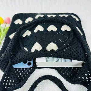 Schwarze und weiße Strick-Tragetasche mit Herzmuster, lässige ästhetische Einkaufstasche.