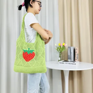 Grüne Häkel-Erdbeertasche, stylische Strick-Schultertasche mit großem Fassungsvermögen.