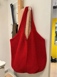 Rote gestrickte hohle Tasche für Damen, stylische Mesh Strand Schultertasche Sommer Alltag.