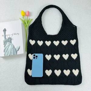 Schwarze Strick-Tasche mit süßem weißem Herz-Muster, lässige Schultertasche für den Alltag.