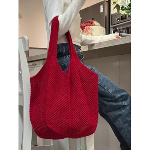 Rote geflochtene Tragetasche Detailansicht, lässige Häkel-Schultertasche mit grossem Stauraum.