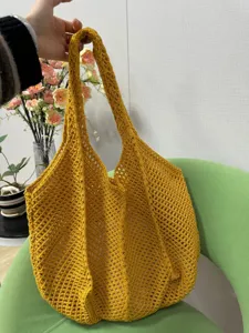 Detailansicht der gelben Häkel-Strick-Strandtasche mit feiner hohler Waben-Struktur.