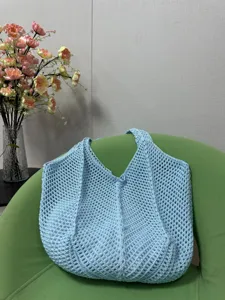 Hellblaue gestreifte Häkel-Strandtasche Detailansicht, lässige Sommer-Umhängetasche.