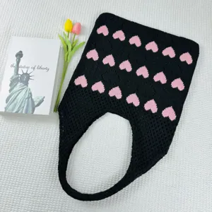 Schwarze Strick-Tragetasche mit rosa Herzchen-Mustern, lässige Damen-Umhängetasche.