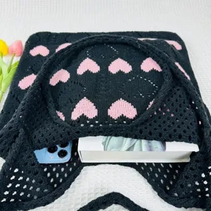 Schwarze Strick-Tragetasche mit rosafarbenem Herzmuster, stylische gewebte Strandtasche.