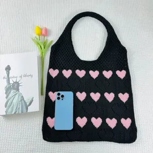 Schwarze Strick-Umhängetasche mit rosa Herzmustern, lässige gewebte Strand- und Einkaufstasche.