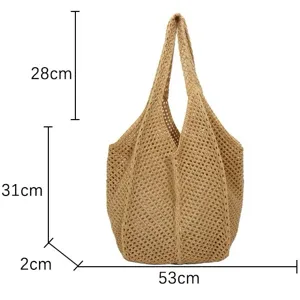 Detailansicht der gewebten Stroh-Tote-Bag mit Lochmuster, ideal für Sommerstrand und Freizeit.