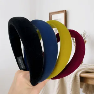 Fluwelen gewatteerde haarband brede effen kleur spons haaraccessoire detail weergave.