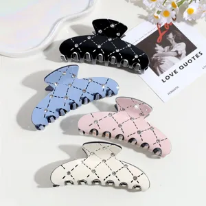 Detalles de pinzas para el cabello acolchadas con pedrería en negro, azul, rosa y blanco.