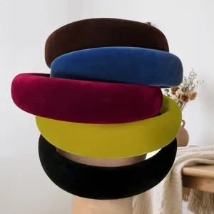 Brede fluwelen gevoerde haarband voor dames, effen kleur haaraccessoire voor de winter.