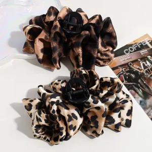 Grande molletta per capelli leopardata con fiocco multistrato per acconciature eleganti.