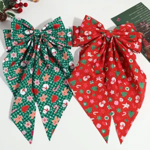 Vue detaillee d'un ruban de noel avec motifs mignons de bonhomme de neige et pain d'epices.
