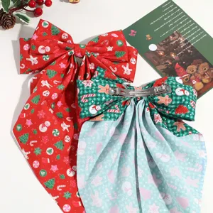 Vue détaillée de nœud de cheveux de Noël avec de jolis motifs de bonhomme de neige.