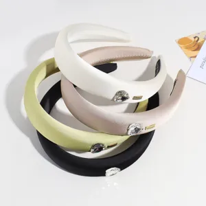 Set di quattro fasce larghe in satin con cristallo e decoro in metallo per accessori moda donna.