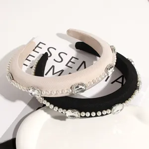 Cerchietto imbottito elegante con perle e strass, accessorio per capelli dettaglio vista.