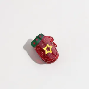 Detalle de pinza de pelo de manopla con purpurina roja y lindo patron de estrella navideña.