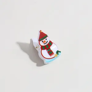 Detalle de mini pinza para el pelo con diseño de muñeco de nieve, accesorio navideño.