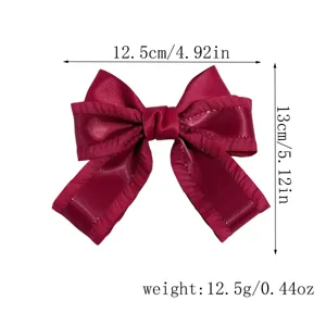 Pinza para el pelo de lazo de satén rojo vino con borde de encaje delicado, accesorio ligero.