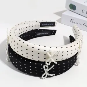 Cerchietto chic a pois con fiocco di perle, elegante accessorio per capelli fatto a mano.