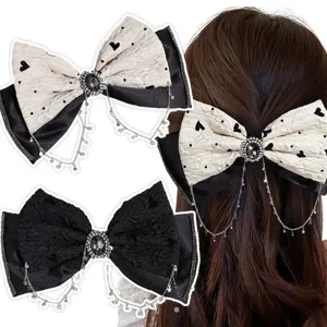 Detalles en primer plano del pasador de lazo dulce con estampado de corazones y estrellas.