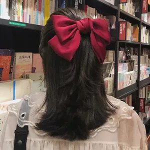 Gran pinza para el pelo con lazo de satén rojo para mujer, elegante accesorio de moda.