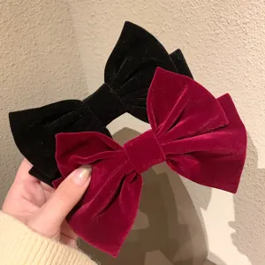 Pinza para el pelo con lazo de terciopelo y clip de resorte seguro, ideal para peinados elegantes.