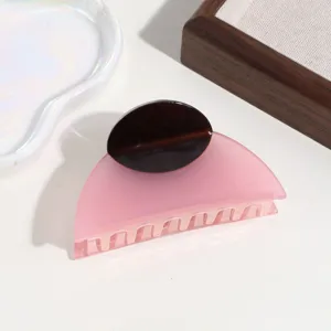 Elegante molletta per capelli semicircolare in acetato con design bicolore chic.