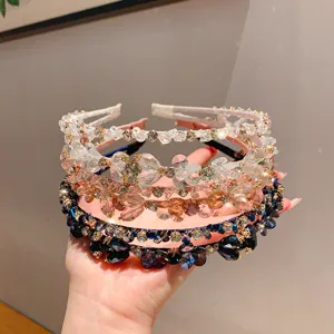 Dettaglio che mostra cerchietti per capelli in cristallo strass in stile coreano.
