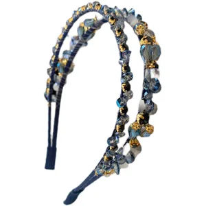 Dettaglio in primo piano del cerchietto doppio strato in cristallo blu con strass lucidi.