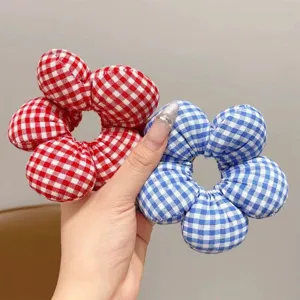 Primer plano detallado del coletero de cuadros con diseño de flor suave y esponjosa.