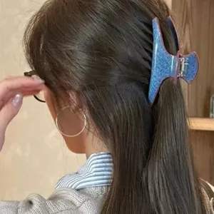 Dettaglio molletta per capelli retro blu, elegante accessorio quotidiano per donna.