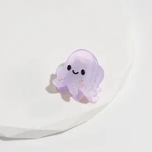 Gros plan détaillé d'une mini pince à cheveux mignonne poulpe violette en acétate.