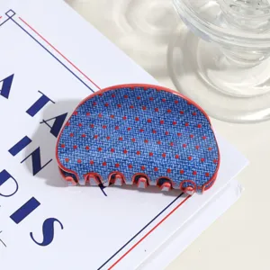 Primo piano dettagliato del fermaglio per capelli a pois blu e rossi, stile retrò.
