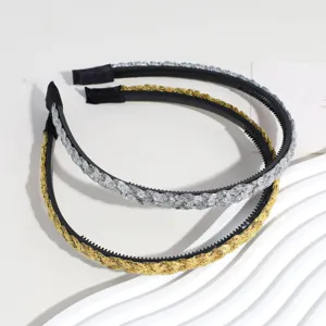 Gedetailleerd shot van goud en zilver gevlochten haarbanden met tanden voor dames.