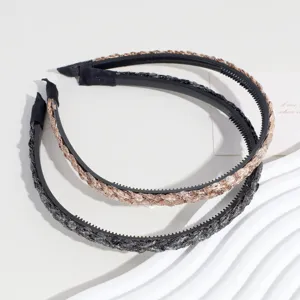 Gedetailleerde close-up van elegante gevlochten haarband met tanden, stijlvol en veelzijdig.