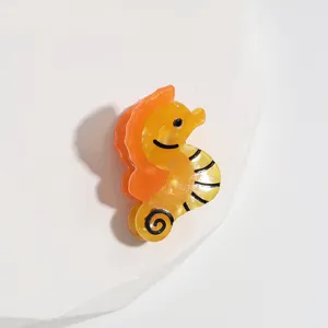 Détail de pince à cheveux en acétate hippocampe mignon, idéal pour frange et petits cheveux.