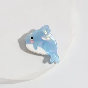 Détail de mini pince à cheveux dauphin bleu en acétate, accessoire mignon pour femmes.