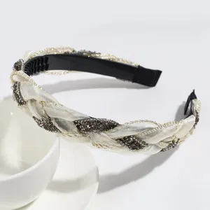 Prachtige strass gevlochten haarband, elegante champagnekleurige satijnen haarhoepel, detail.