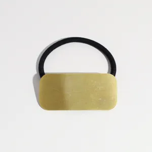 Attache cheveux plaque métal dorée minimaliste élastique pour coiffure quotidienne femmes.