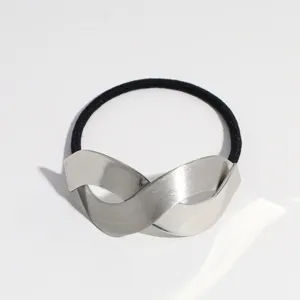 Vue détaillée de l'élastique à cheveux géométrique en argent avec bande élastique.