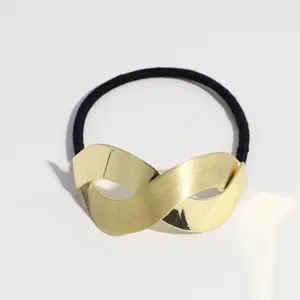 Gros plan detaille de l'elegant ornement de coiffure en metal torde avec elastique.