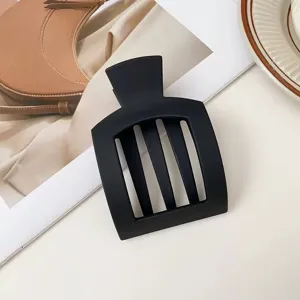 Pinza de pelo cuadrada negra mate minimalista, diseño plano curvo elegante para el peinado diario.