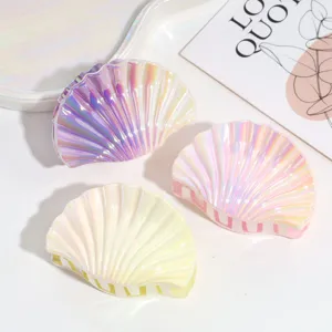 Primo piano di mollette per capelli iridescenti a forma di conchiglia con splendida finitura sirena.