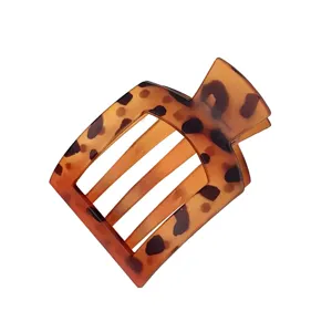 Pinza de pelo cuadrada carey para mujer, elegante accesorio de peinado geométrico chic.