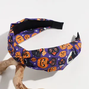 Dettaglio della fascia viola di Halloween, tessuto con stampa di gatto e zucca carina.
