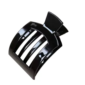 Pinza de pelo cuadrada negra brillante, diseño plano curvo con ranuras para elegante peinado.